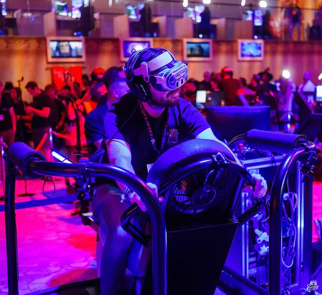 Des visiteurs équipés de casques de réalité virtuelle sur le stand World of Warcraft à la Gamescom 2024.