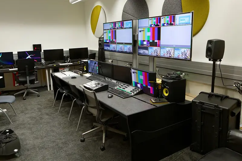 La salle de post-production du YouTube Space Paris en 2016, ouverte aux vidéastes français.