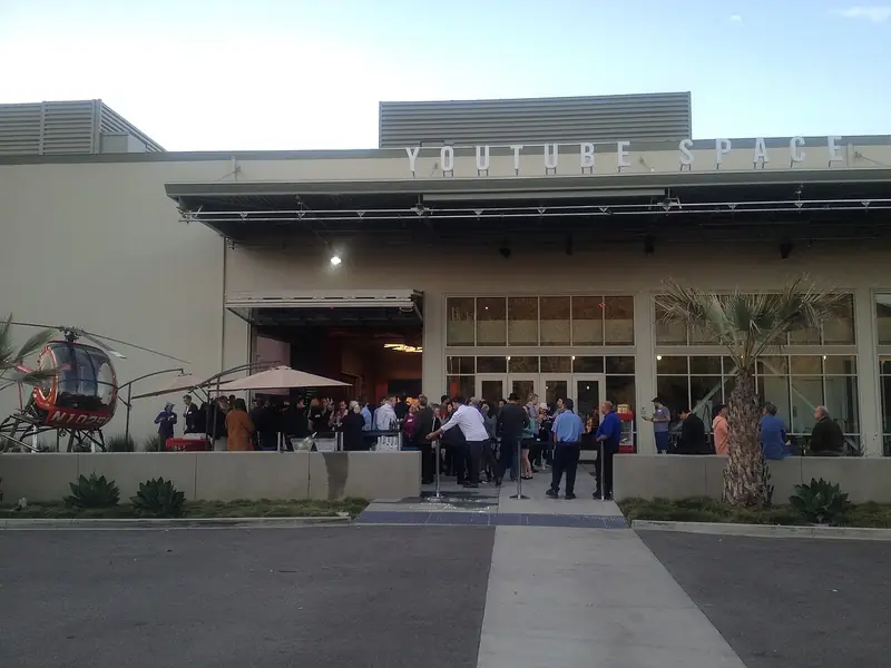 Une soirée devant le YouTube Space de Los Angeles en 2014, le premier des studios de YouTube pour ses créateurs.